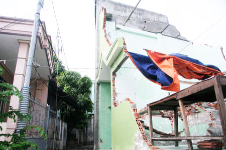 Nguy hiểm tại các ngôi nhà đập phá dở dang