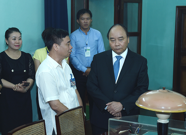 Thủ tướng Nguyễn Xuân Phúc thăm hỏi, động viên cán bộ, nhân viên Khu di tích - Ảnh: VGP/Quang Hiếu