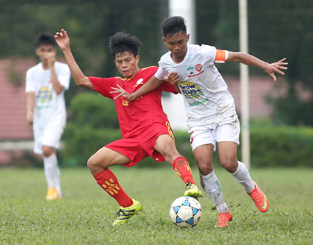 U.15 Sannatech KH (đỏ) quyết tâm tạo bất ngờ tại Vòng chung kết.