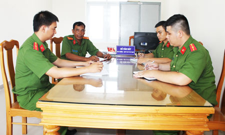 Một buổi trao đổi chuyên môn của Đội Xây dựng phong trào và phụ trách xã về an ninh trật tự Công an huyện