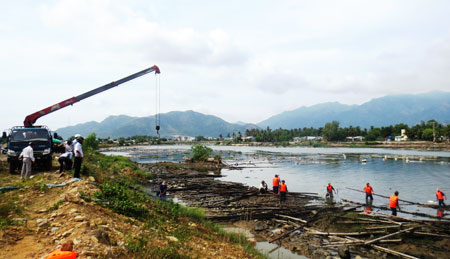 Cưỡng chế lồng, bè trái phép trên sông Quán Trường