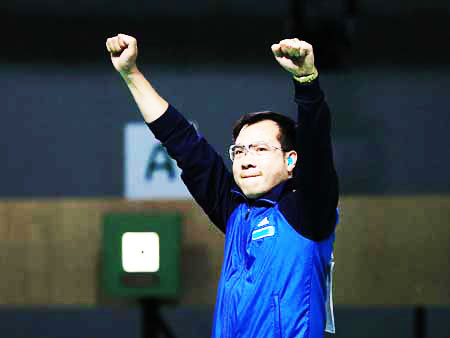 Xuân Vinh mặc áo thi đấu và đeo đồng hồ của nhãn hàng tài trợ