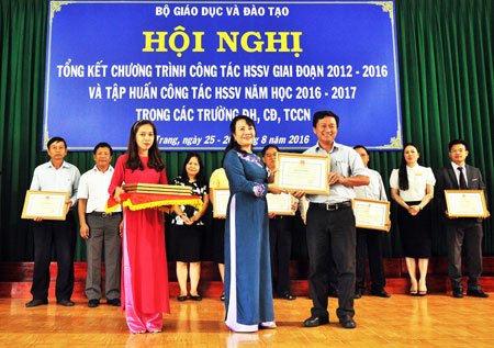 Thứ trưởng Nguyễn Thị Nghĩa trao bằng khen cho Trường Đại học Nha Trang