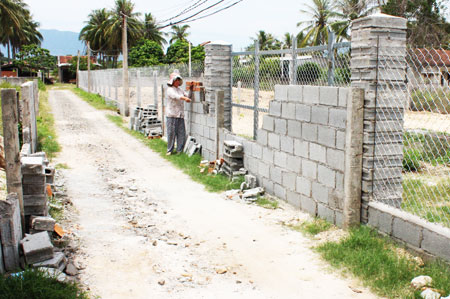 Hiện trường ông Bông xây tường bít cổng hàng xóm
