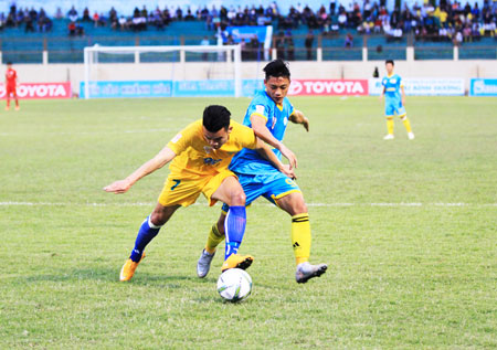 Người hâm mộ hy vọng Sanna Khánh Hòa - Biển Việt Nam (bên phải) sẽ vượt qua SHB Đà Nẵng