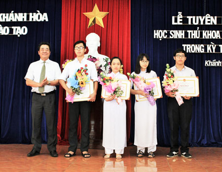 Tuyên dương những học sinh xuất sắc