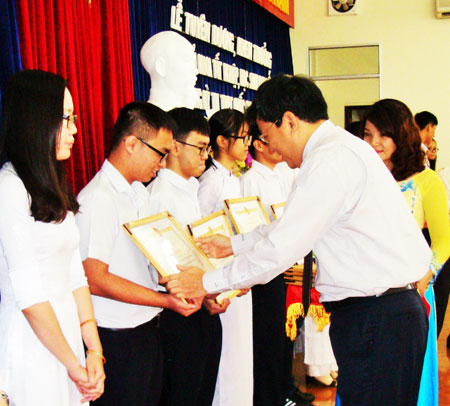 Đồng chí Nguyễn Duy Bắc trao bằng khen cho các học sinh đạt trên 25 điểm