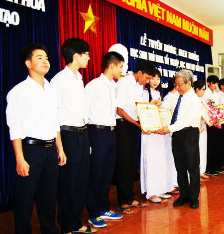 Đồng chí Lê Xuân Thân trao bằng khen cho các học sinh đạt trên 25 điểm