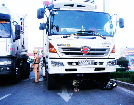 Xe đông lạnh tông xe máy, nữ sinh tử nạn