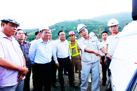 Bộ trưởng Trương Quang Nghĩa (thứ 3 từ trái qua) nghe chủ đầu tư dự án hầm đường bộ qua đèo Cả báo cáo tiến độ dự án