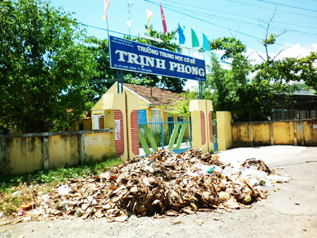 Rác trước cổng trường