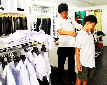 Chọn mua đồng phục học sinh tại một cửa hàng trên đường Ngô Gia Tự (TP. Nha Trang)