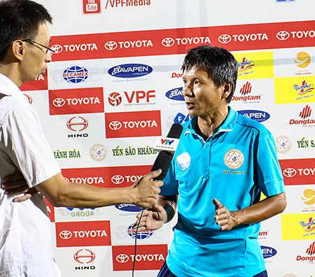 HLV Võ Đình Tân tỏ ra “cao tay” trong trận đấu này.