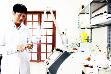 TS Đỗ Hoàng Tùng bên chiếc máy plasma lạnh điều trị vết thương