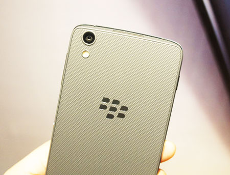 Mặt lưng BlackBerry DTEK50 bằng nhựa, có logo 