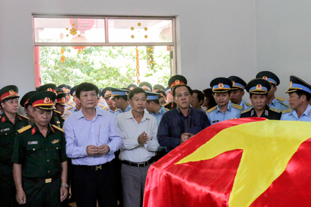 Ông Trần Sơn Hải - Phó Chủ tịch UBND tỉnh Khánh Hòa viếng phi công Phạm Đức Trung 