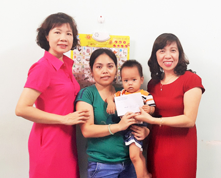 Đại diện Công đoàn ngành Giáo dục tỉnh thăm hỏi một gia đình có hoàn cảnh khó khăn