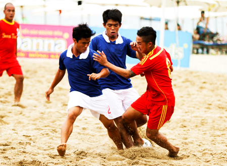 Đội bóng đá bãi biển tỉnh thi đấu tại giải toàn quốc trên sân Nha Trang