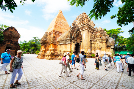 Du khách tham quan tháp bà Ponagar Nha Trang