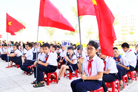 Học sinh Trường Tiểu học và THCS Căn cứ Cam Ranh trong ngày tựu trường