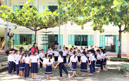 Cô và trò trường Tiểu học và THCS căn cứ Cam Ranh vui múa hát trong ngày tựu trường