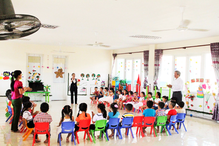 Cô và trò Trường Mầm non Căn cứ Cam Ranh trong ngày tựu trường 29-8