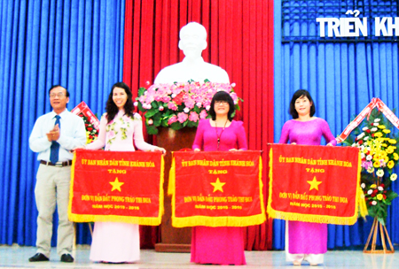 Ông Phan Văn Dũng - Phó Giám đốc Sở Giáo dục và Đào tạo trao cờ thi đua của UBND tỉnh cho 3 trường