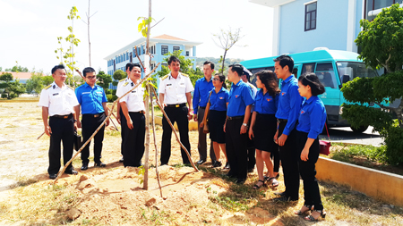 Đại diện các đơn vị tham quan công trình thanh niên