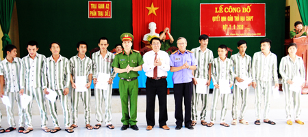 Các phạm nhân nhận quyết định giảm thời hạn chấp hành án phạt tù