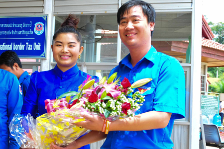 Representative of Attapeu Provincial Youth Union (left) giving flower to representative of Khanh Hoa’s mission. 
