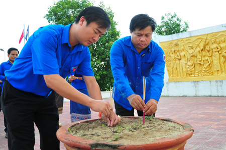 Representatives of two units offering incense to commemorate martyrs.