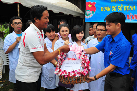 Representative of Khanh Hoa’s mission receiving gift from representative of Samakkhixai District.