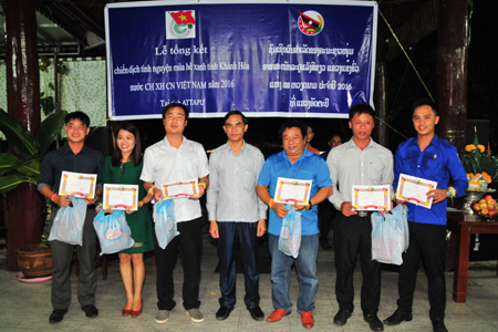 On this occasion, Attapeu Provincial Youth Union commends and rewards 24 individuals of Khanh Hoa’s mission.