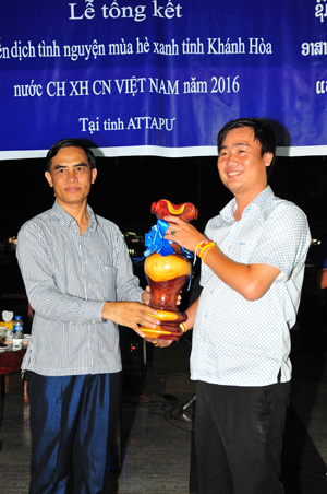 Hac Ja Nay, Secretary of Attapeu Provincial Youth Union (left), presenting souvenir gift to Nguyen Van Nhuan, Secretary of Khanh Hoa Provincial Youth Union