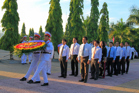 Đoàn đại biểu Ban Chấp hành Đảng bộ tỉnh do ông Lê Thanh Quang dẫn đầu.