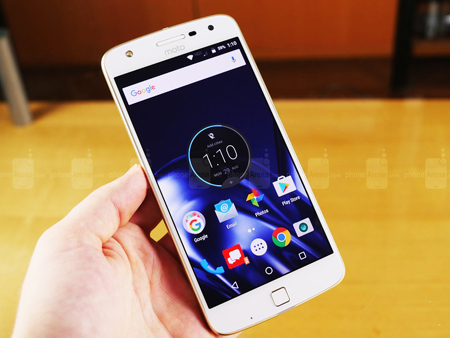 Moto Z Play - smartphone biến hình thành máy ảnh