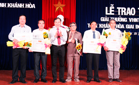 Trao giải cho 43 tác giả