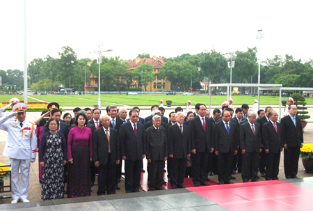Các đồng chí lãnh đạo Đảng, Nhà nước tưởng nhớ Chủ tịch Hồ Chí Minh. Ảnh: VGP/Nguyễn Hoàng