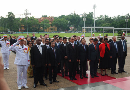 Đoàn Ngoại giao gồm các vị Đại sứ, Đại biện, đại diện các tổ chức quốc tế viếng Chủ tịch Hồ Chí Minh. Ảnh: VGP/Nguyễn Hoàng