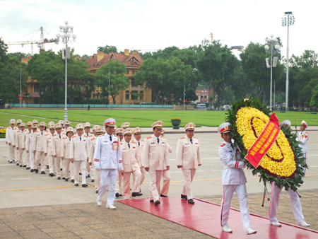 Đoàn Bộ Công an vào lăng viếng Bác Hồ. Ảnh: VGP/Nguyễn Hoàng