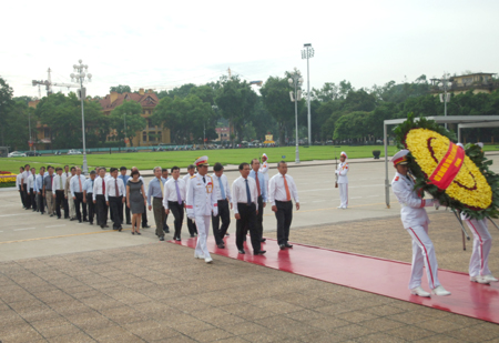 Đoàn Bộ Ngoại giao vào lăng viếng Bác. Ảnh: VGP/Nguyễn Hoàng
