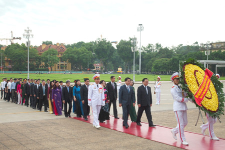 Đoàn đại biểu Thành phố Hà Nội vào lăng viếng Bác. Ảnh: VGP/Nguyễn Hoàng