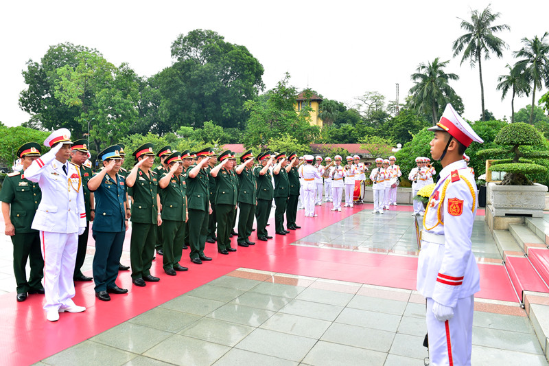 Đoàn Bộ Quốc phòng viếng các anh hùng, liệt sĩ. Ảnh: VGP/Nhật Bắc