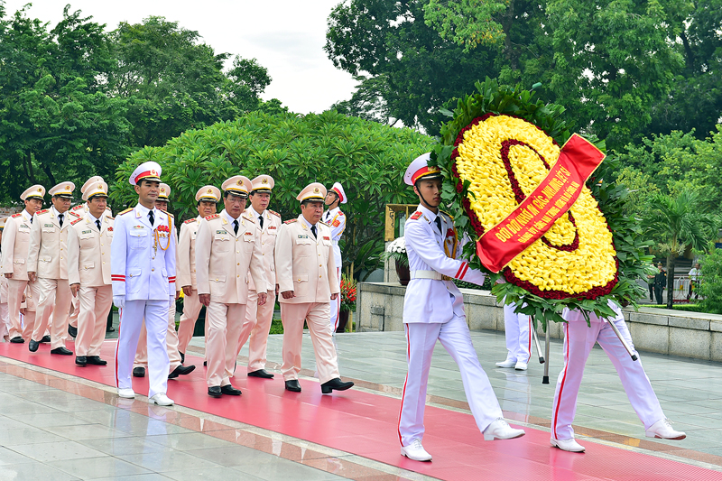 Đoàn đại biểu Bộ Công an viếng các anh hùng, liệt sĩ. Ảnh: VGP/Nhật Bắc