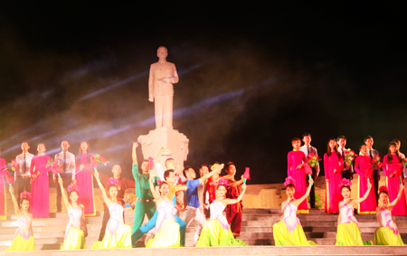 Tiết mục hát múa ca ngợi Chủ tịch Hồ Chí Minh của Đoàn Ca múa nhạc Hải Đăng