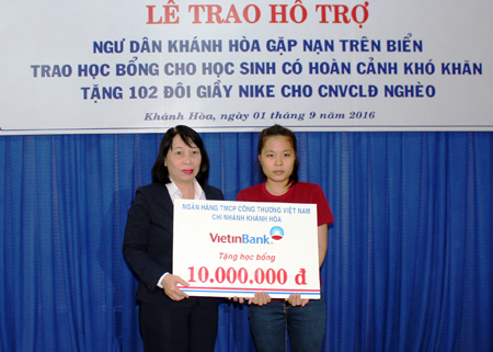 Trao hỗ trợ cho ngư dân, học sinh và công nhân nghèo