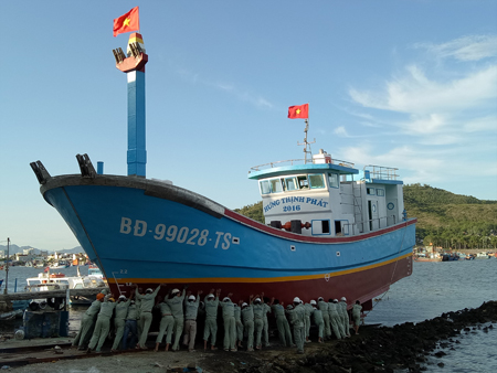 Hạ thủy tàu cá Hưng Thịnh Phát.