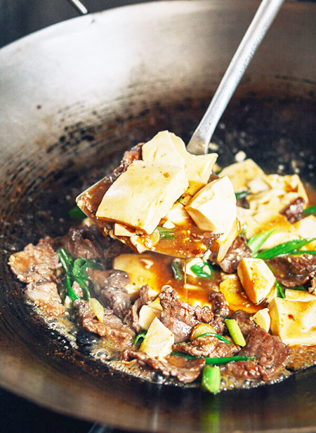 Thịt bò xốt đậu phụ, lạ mà ngon