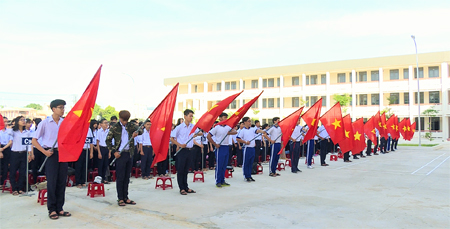 Học sinh Trường THPT Phạm Văn Đồng (TP. Nha Trang) tập dượt cho lễ khai giảng năm học mới. Ảnh: ĐÌNH THÔNG