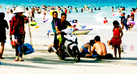 Loạn xe máy, mô tô nước tại bãi biển Dốc Lết